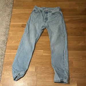 501 levis jeans - Feta jeans som inte kommer till användning då de är för små för mig. 250kr+frakt, pris kan diskuteras.