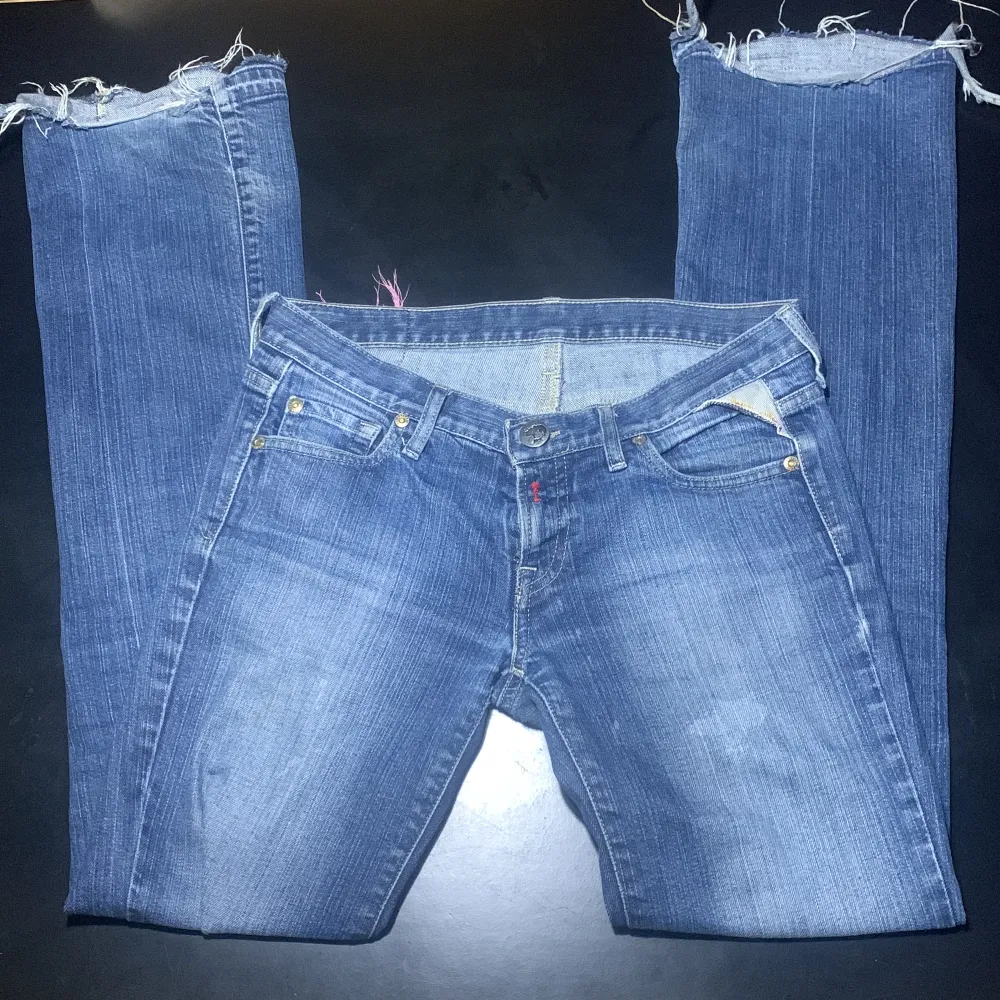 Lågmidjade, utsvänga replay jeans. Midja tvärsöver: ca 37 cm. Midja runt om: ca 74 cm. Innerbenslängd: ca 80 cm 💗💗. Jeans & Byxor.