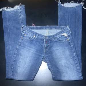 Lågmidjade, utsvänga replay jeans. Midja tvärsöver: ca 37 cm. Midja runt om: ca 74 cm. Innerbenslängd: ca 80 cm 💗💗