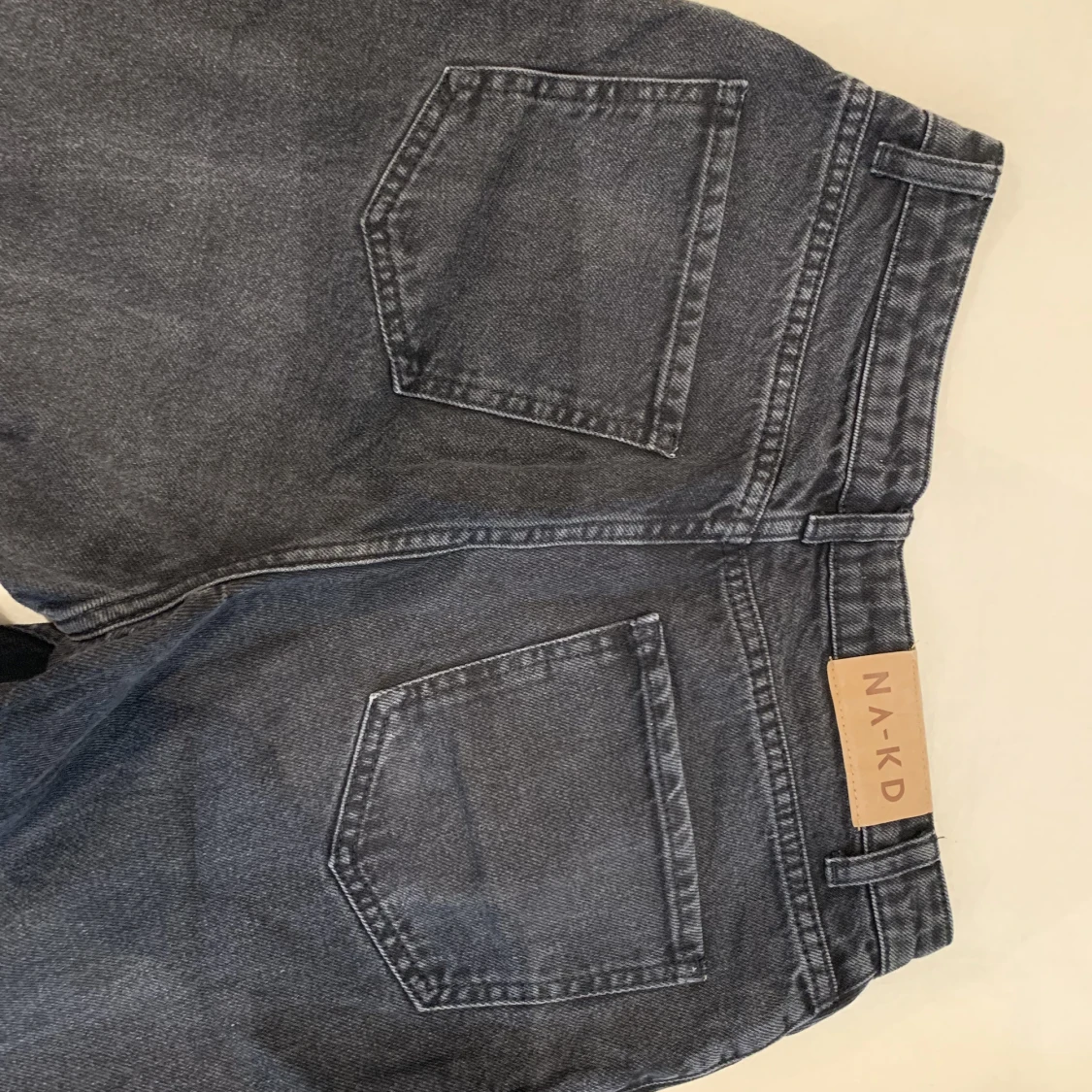 Svarta jeans med slit - 90