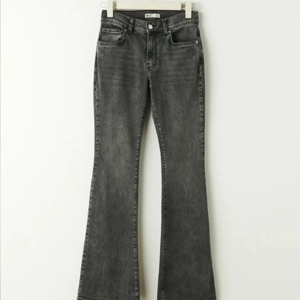 Låg midjade bootcut jeans i str 32 Som tyvärr blivit för små för mig.  Köpta från ginatricot för mindre ett halv år sedan ungefär. Fint skick  Köpta för cirka 500kr. Jeans & Byxor.