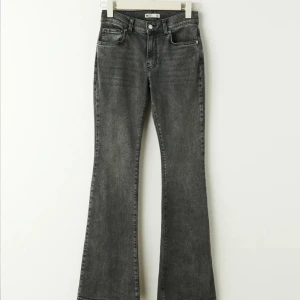 Bootcut jeans - Låg midjade bootcut jeans i str 32 Som tyvärr blivit för små för mig.  Köpta från ginatricot för mindre ett halv år sedan ungefär. Fint skick  Köpta för cirka 500kr