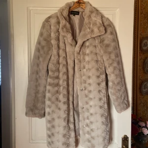 Päls i naturvitt passar 42 - Päls fake super fin  Sparsamt använd st M passar 42  Mjuk fin rökfri  