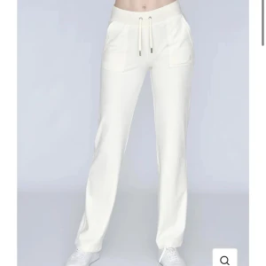 Vita juicy - Säljer för jag spillt nagellim på dom typ i mitten av låren i knät lyckas inte få bort de o säljer billigt ifall någon vill köpa och typ göra mjukis shorts av dom  eller föröka få bort limer Dom är köpa på jucie hemsida . privat för fler bilder 