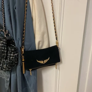 Zadig väska liten  - Använt en gång på ett student firande. Som ny. Har dessvärre ingen dustbag för det fick jag inte med, beställde på farfetch 