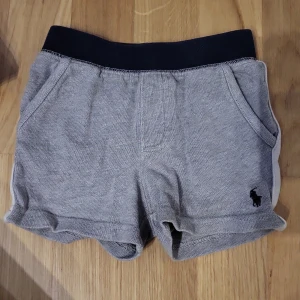 Babyshorts Ralph Lauren  - Fina babyshorts ifrån Ralph Lauren. Strl 6 månader