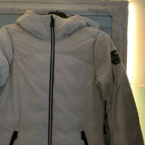 Sail racing jacka  - En längre jacka från sail racing. Äldre jacka därav priset:) säljer pga att den aldrig används.