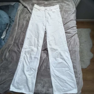 Monki jeans - Jättesnygga krämvita monki jeans!😍 passar till det mesta! 