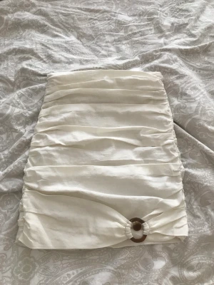 Vit zara kjol - Säljer min otroligt vackra zara kjol som inte finns länge! Den kommer dessvärre inte till användning längre men är super och jätte fina detaljer!