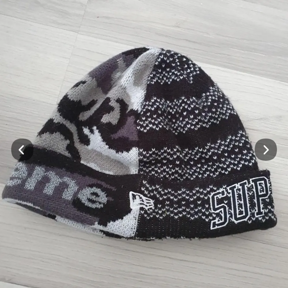 Supreme x new era split beanie . Övrigt.