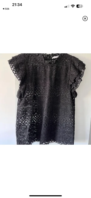 Spetsig topp - En snygg spetsig topp som jag säljer vidare då den va lite för stor på mig. Inga defekter!😊(lånade bilder från förra ägaren) om man har några frågor eller vill ha fler bilder skriv privat!