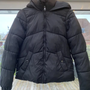 Vinterjacka - En vinterjacka från Vero Moda använd 1 vinter. Fint skick, inga hål eller fel på jackan💗💗