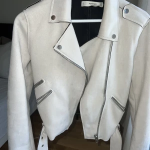 Mango jacka - Säljer denna superfina jacka från Mango. Några små fläckar men går säkert att få bort. Storlek M men passar även mig som har S. Färgen är beige/grå.🌸