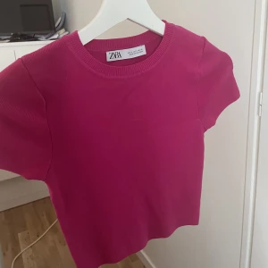 Zara topp - Superfin och stretchiga topp från zara som sitter så fint. Endast använd 1 gång❤️