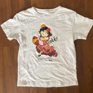 Tisha  - Säljer en t-shirt. Lite skavanker. Men så cool. Sitter som en xs/s. Köpare står för frakt🫶🏼