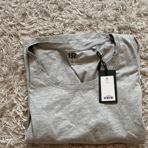T-shirt -  säljer denna fina nya kortärmade  tröja från lager 157, pga går nt till användning 