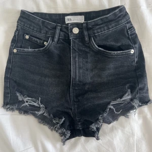 Jens shorts - Ett par Jens shorts från Zara💕 De är ungdfär tre år gamla så finns inte kvar på hemsidan men de kostade 299kr och jag säljer de för 99 + frakt💖