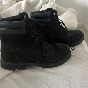 Timberlake i storlek 38 - Svarta Timberlake köpta i USA. Använd ett fåtal gånger så är så gott som nya. Säljer på grund av att jag inte får användning av dem. Nypris 1000kr