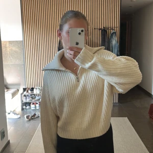 Beige stickad tröja med dragkedja  - Beige stickad tröja med dragkedja från ginatricot. Aldrig använd då den inte är min stil. 