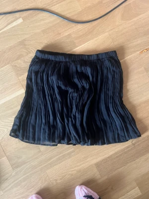 Svart minikjol - I jättefint skick! Storlek L