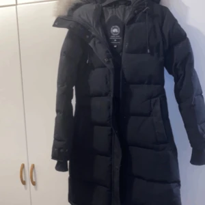 Canda goose jacka  - Hej alla fina. Jag säljer min nästan helt nya Canda goose jacka black label som tyvärr är för stor för mig . Den köptes för 15000 ungefär och säljs för 8000 men priset kan diskuteras och vi kan komma överens om ett bra annat pris som passar dig ❤️