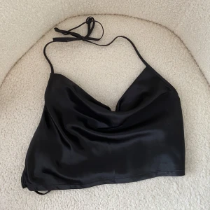 Svart satintopp🖤 - Perfekt festtopp från HM med bar rygg🖤