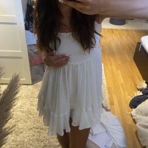 Ida Sjöstedt klänning - Spring och köp!! Säljer nu min Ida Sjöstedt klänning i perfekt skick då jag inte använder den, perfekt nu till sommaren! Köpt för 2499kr