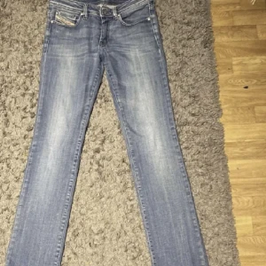 Lågmidjade jeans  - Lågmidjade Bootcut jeans från diesel