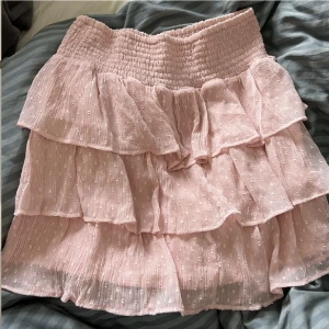 Rosa volangkjol  - Rosa volangkjol som inte går att köpa längre!💕 strl xs 💕Jag är 171 cm lång! Använd gärna köp nu🤍