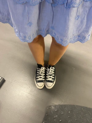 Svarta converse  - Säljer nu dessa svarta höga converse i ett nytt skick, använda 2-3 gånger ca i storlek 39 men passar mig som vanligtvis har 38 