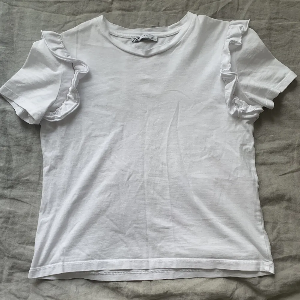 Den populära zara tröjan som inte säljs längre, fint skick, använd några gånger, liten i storlek så passar de som bär xs eller mindre också, köptes för strax under 100 kr! . T-shirts.