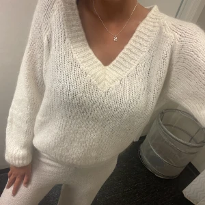 Stickad tröja  - 🤍