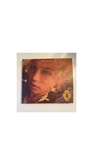 Felix digipack - stray kids felix 5star digipack med alla inclusions. bara plasten är borttagen annars är den oöppnad <3 hör av er för mer bilder eller om ni har frågor. 