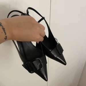 Spetsiga klackar från zara - Supersnygga spetsiga klackar från zara💘 helt oanvända och endast testade inomhus! Säljer pga lite små:/ storlek 37 . 