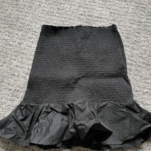 Monki kjol  - Kjol från monki. Svart. Aldrig använd 