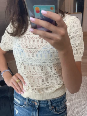 Stickad topp - Stickad topp, endast använd en gång!❤️ tveka inte att höra av er vid frågor!❤️