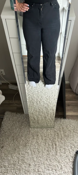 Jeans  - Utsvängda jeans från Gina i stl 44 men skulle nog säga 42/44 nu  I sparsamt skick  