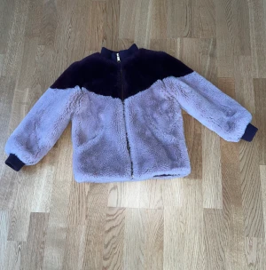 PompdeLux jacka i storlek 134 - 140 tjej -  Fin pompdelux jacka som är sparsamt använd. Två färgad jacka rosa och lila. Passar bra för höst och vår. Jackan är fluffig och har fickor. 