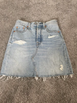 LEVI’S jeanskjol - Fin jeanskjol feån LEVI’S med slitna detaljer. Fint skick!