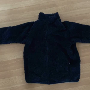 Uniqlo tjocktröja - As mysig, storlek small. Får liten på mig! Pris kan diskuteras