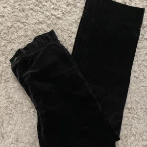 Lee cooper byxor  - Svarta sammet  bootcut byxor :) bekväma och sparsamt använda 👍 skriv om fler frågor 🤗