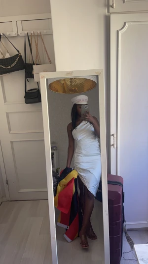 Vit one shoulder satin dress - En klänning jag beställde i önskan att ha till studenten. Kände inte riktigt att den pssade mig och hann inte lämna tillbaka den. Storlek S (beställde två så finns även en storlek M). !Aldrig använd! Pris kan absolut diskuteras. Ni står själva för frakten