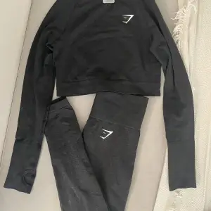 Använt set från gymshark. Nedanför tightsen finns det ett litet hål men som kan sys igen. Annars fint skick! Säljer hela setet för 500kr. Nypris på setet var 998kr