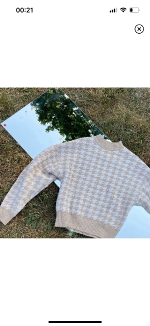 Stickad tröja - Säljer denna fina stickade tröjan som är hundtandsmönstrad. Stl S. Lånade bilder<3