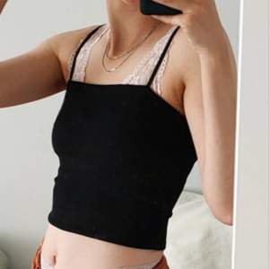 Svart ribbad crop top från Monki. Smala remmar, inte justerbar. I bra skick!