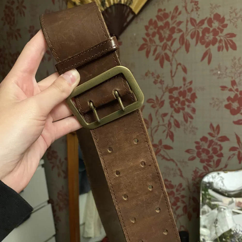 Vintage bälte i brunt läder 🤎 Totala längd 85cm, bredd 5,5cm. Accessoarer.