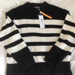 Tröja - Säljer denna tröjan från Gina tricot då den inte är min stil längre. Den är helt oanvänd och har lappen kvar. Köpte den för 260 kr och säljer den för 125 kr💕den är i storlek 134/146 men passar även mig med XS-S💕