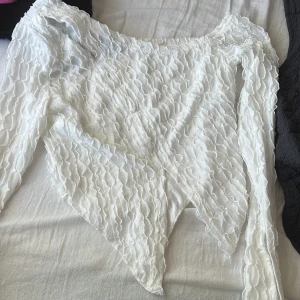 Festtopp - Från shein, aldrig använd enbart testad pga för liten strl. Offshoulder med hål tvärs över 