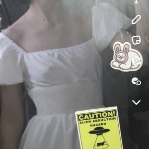 Vit klänning - Vit klänning från SHEIN. Den är kort. storlek xs, som ny.