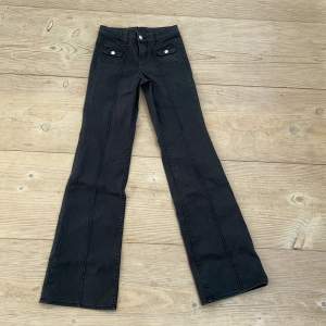 Svarta jeans från hm i storlek 32, aldrig använda